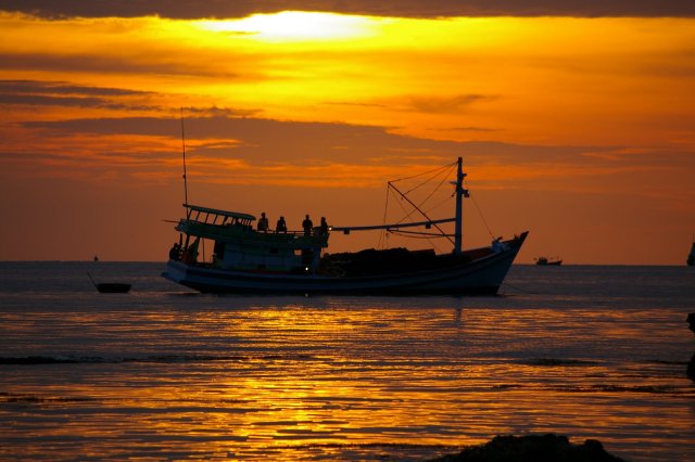 Anh (chị) hãy phân tích tình huống truyện ngắn Chiếc thuyền ngoài xa của Nguyễn Minh Châu.